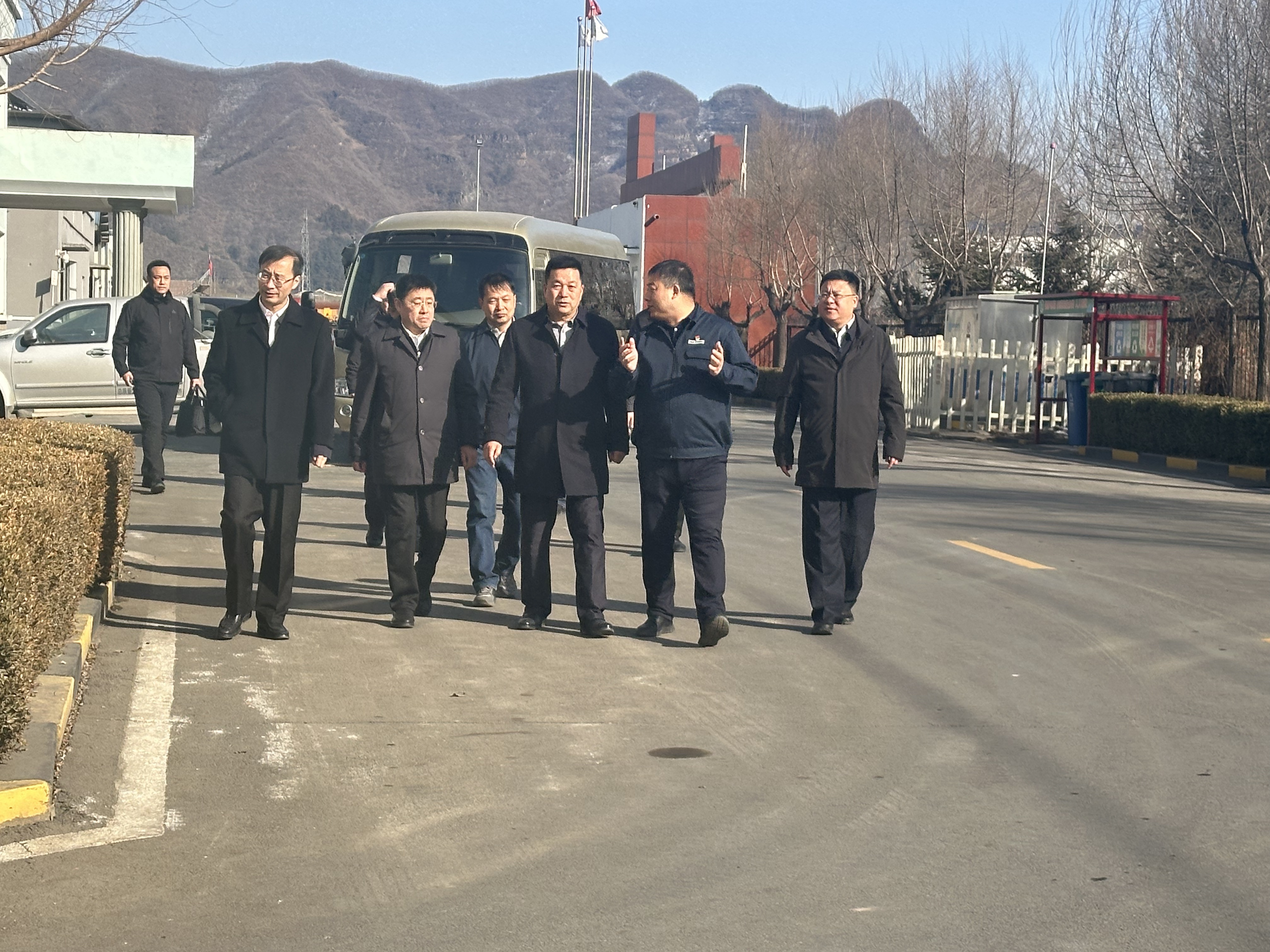 本溪市人大常委会主任何庆伟带队到本溪公司调研